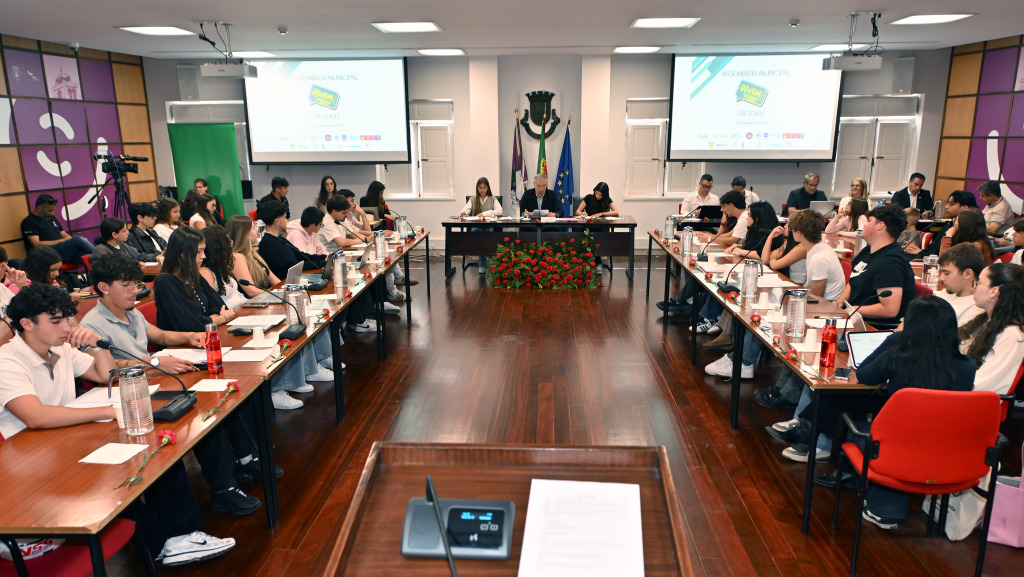 ALUNOS DO CONCELHO DE LOULÉ LEVARAM PREOCUPAÇÕES À ASSEMBLEIA MUNICIPAL JOVEM